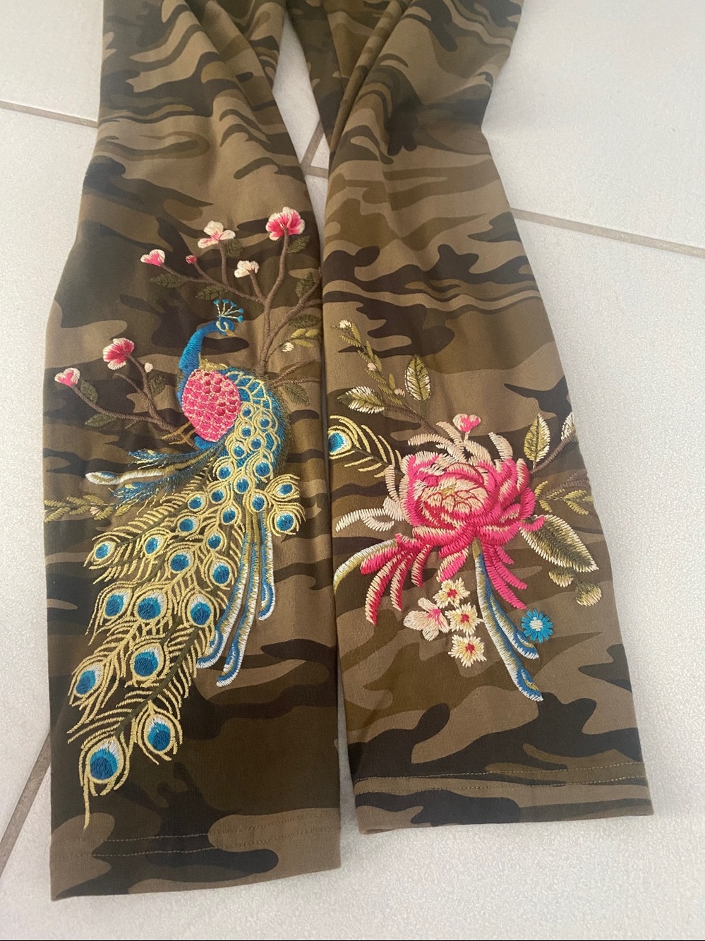 Johnny Was KAIRA Peacock floral Legging. Camo peacock floral design Medium - Picture 2 of 9